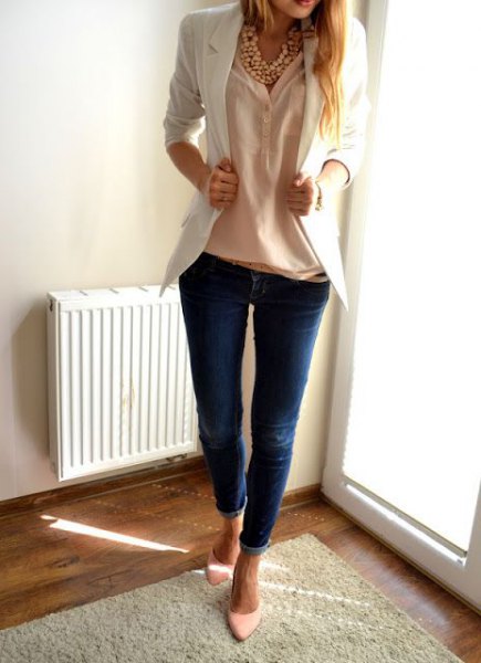 white blazer with peach linen shirt and skinny jeans