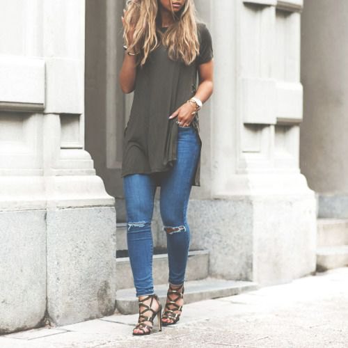 gray side slit tee with blue jeans