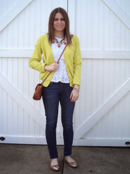 yellow cardigan with white lace top and slim jeans