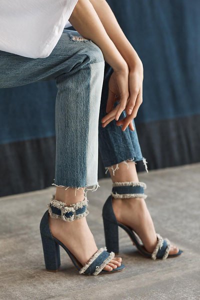 white blouse with ankle jeans and heel heels with denim ankle