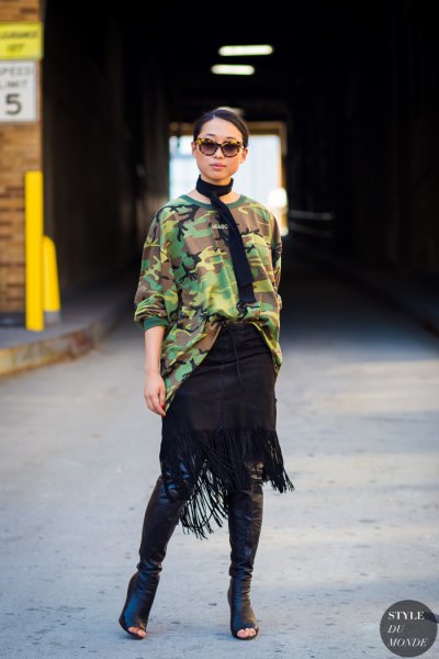 camo big sweater with black leather with open toe knee high boots