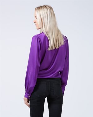 purple puff sleeve shirt with dark blue skinny jeans