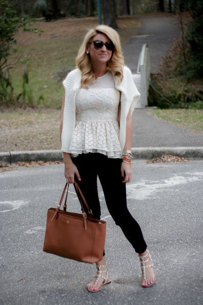 white cardigan and black skinny jeans