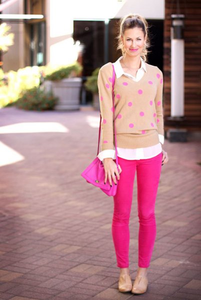 reddish polka dot sweater with neon pink skinny jeans