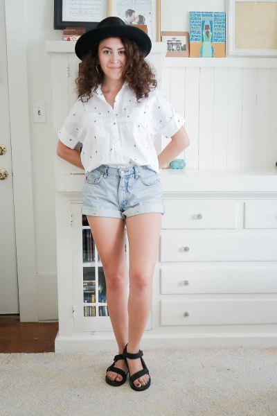 white and pink spotted vintage shirt with denim mini-shorts