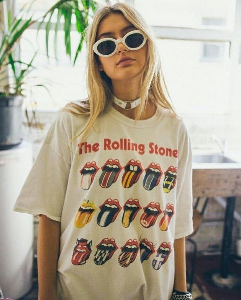 white oversized t-shirt with rolling stone with high waist blue jeans