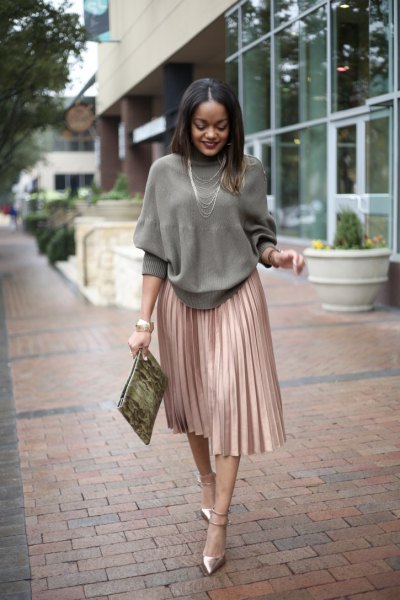 gray sweater with crew neck with pink gold pleated skirt
