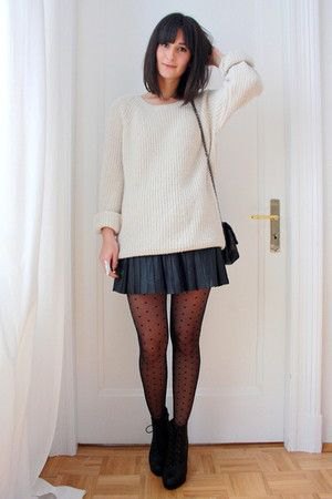 white ribbed chunky knit sweater with navy blue mini-pleated skirt