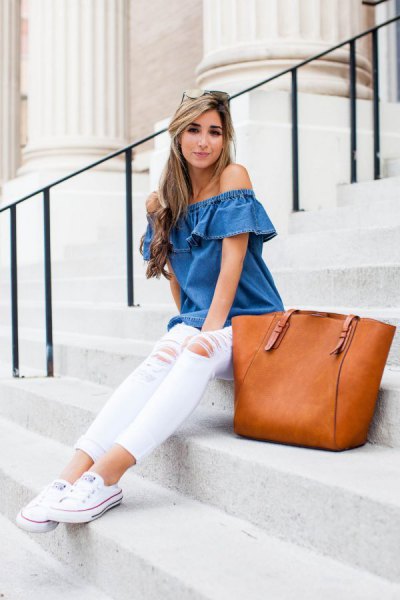 blue off the shoulder denim top with white skinny jeans and sneakers