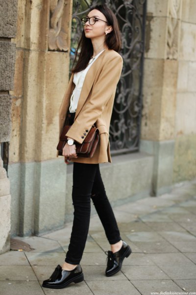 camel blazer with black skinny jeans oxford shoes