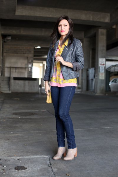 yellow floral button up shirt dark blue skinny jeans