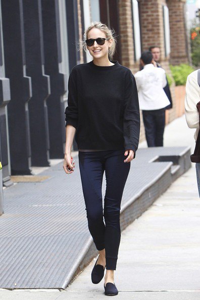 black sweater with skinny jogging belly
