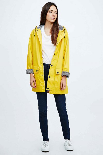 yellow raincoat white vest top skinny jeans