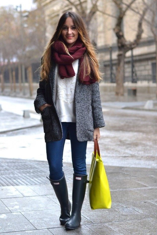 gray rain shoe with skinny jeans