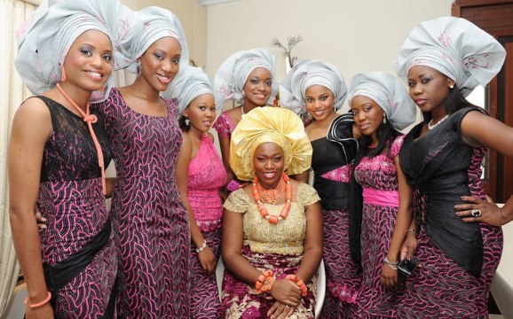 the bride with her relatives who wear aso ebi
