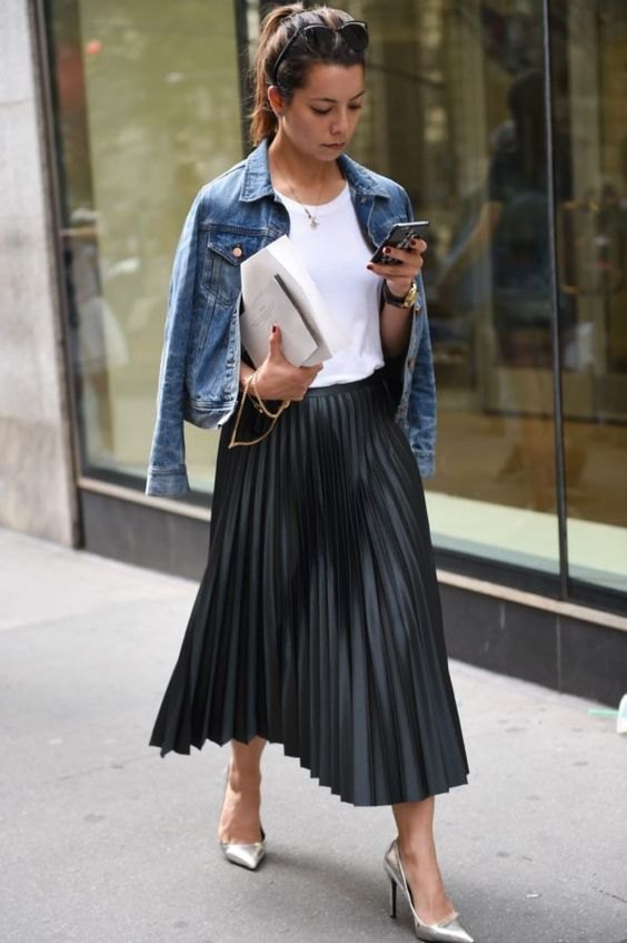 Black Pleated Skirt Outfit Ideas