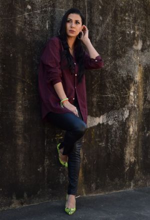 Outfit with combine burgundy shirt with black jeans | Chicisi