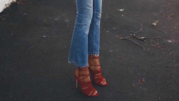 20 Photos to Show You How to Wear Cropped Flared Jeans Like