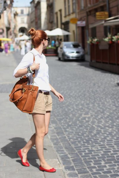 How to Wear Khaki Shorts: 15 Stylish Outfit Ideas for Women - FMag.c