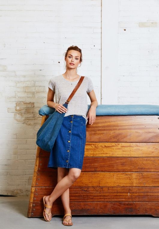 Add a 70s vibe to your wardrobe with this knee-length denim skirt .