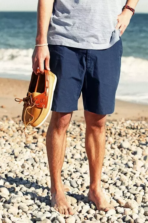 What goes with men's navy blue shorts? - Quo