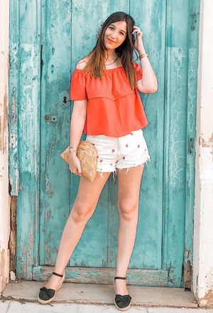 Outfit with combine orange shorts with black heels | Chicisi