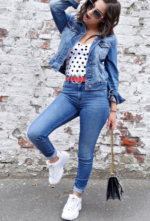 Outfit with combine blue jeans with red belt | Chicisi