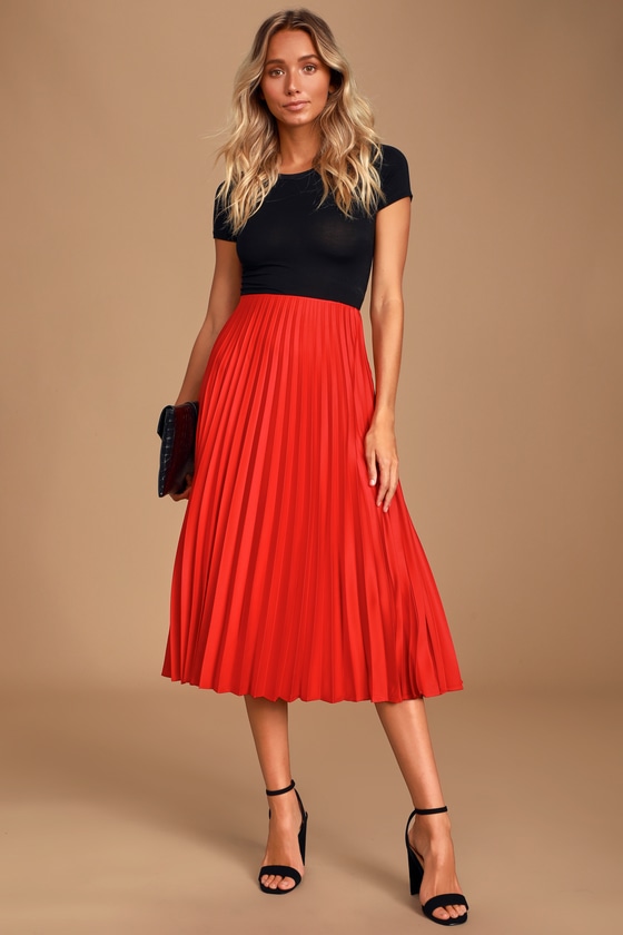 Red Pleated Skirt Outfits for Women
