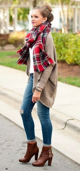 How to Style Tartan Scarf: 15 Best Outfit Ideas for Women - FMag.c