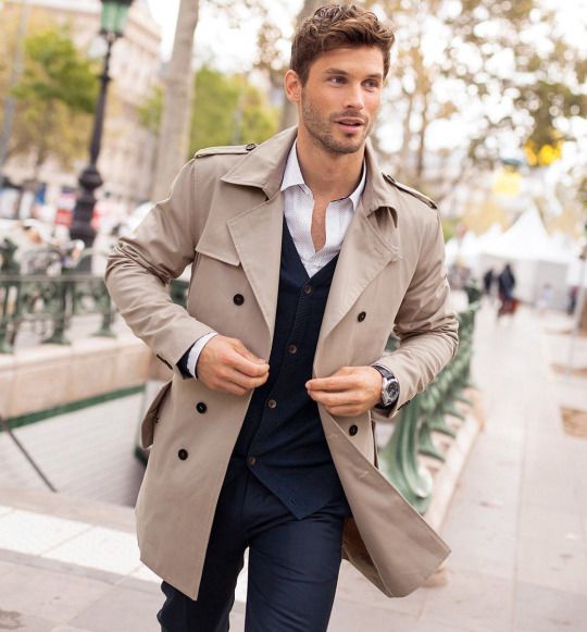Perfect outfit for this fall. Men's trench coat | Fall outfits men .
