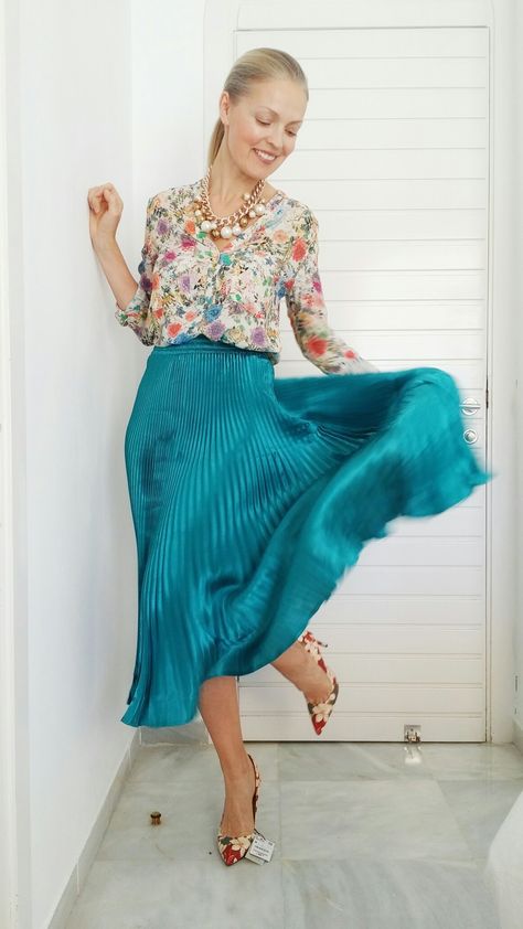 Stylish turquoise pleated skirt #pleated #midi #skirt #outfit .